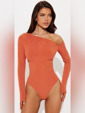 Fashion Nova One-Shoulder Ribbed Bodysuit in Rust-Size Medium NWT🔥